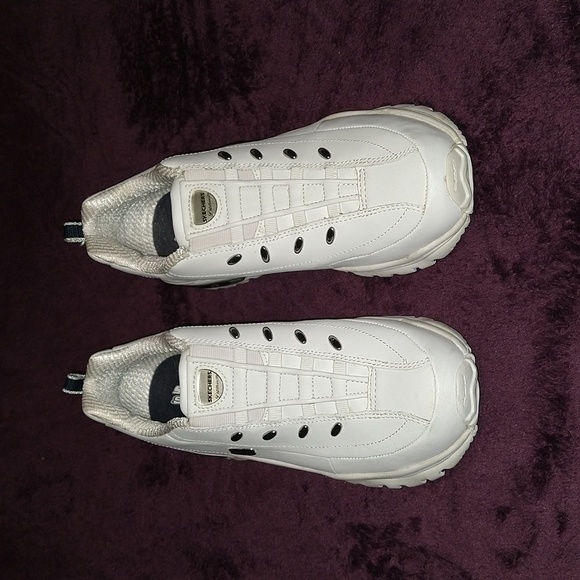 Women's Skechers size 8.5 - Picture 3 of 6